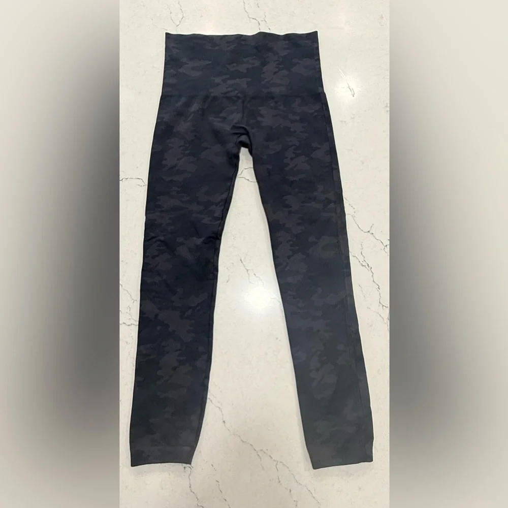 Spanx Black Gray Camo Compression Leggings Size 1X 1TG High Rise